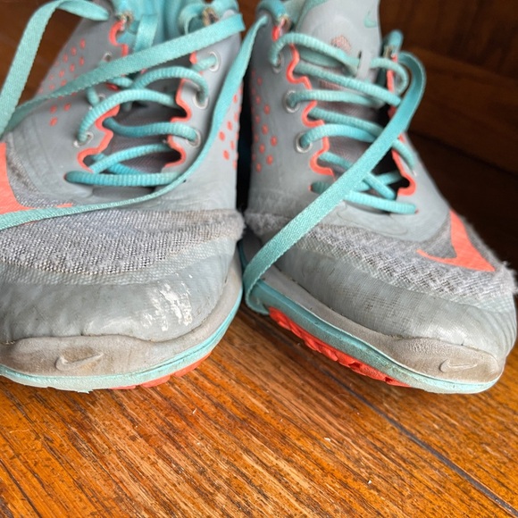 gray and coral nike shoes